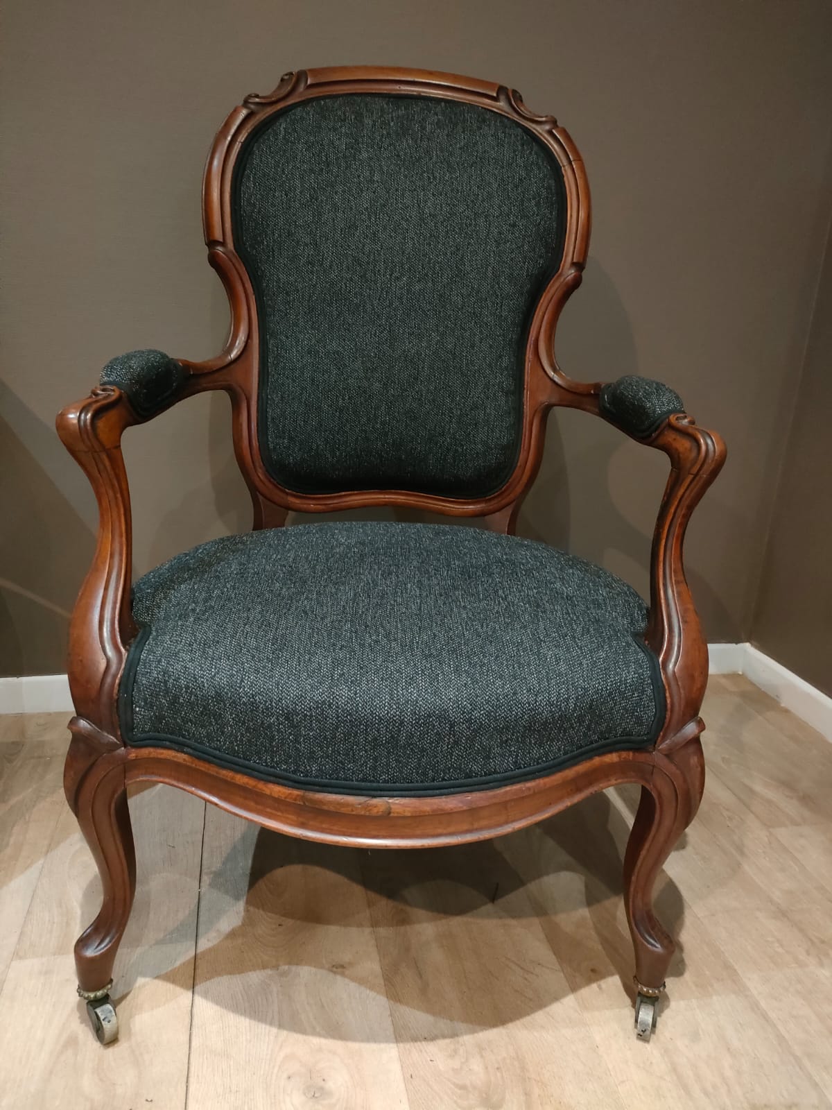 Fauteuil ancien restauré avec un tissu vert profond
