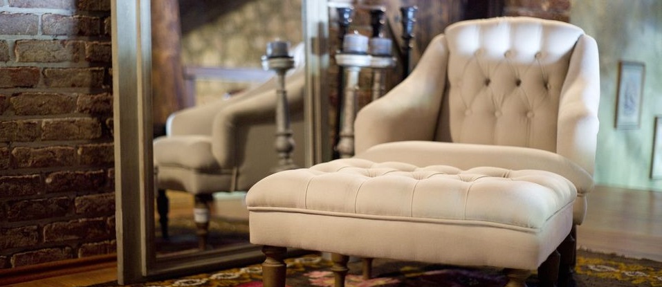Fauteuil et repose-pieds capitonnés restaurés par Au Nouveau Siège