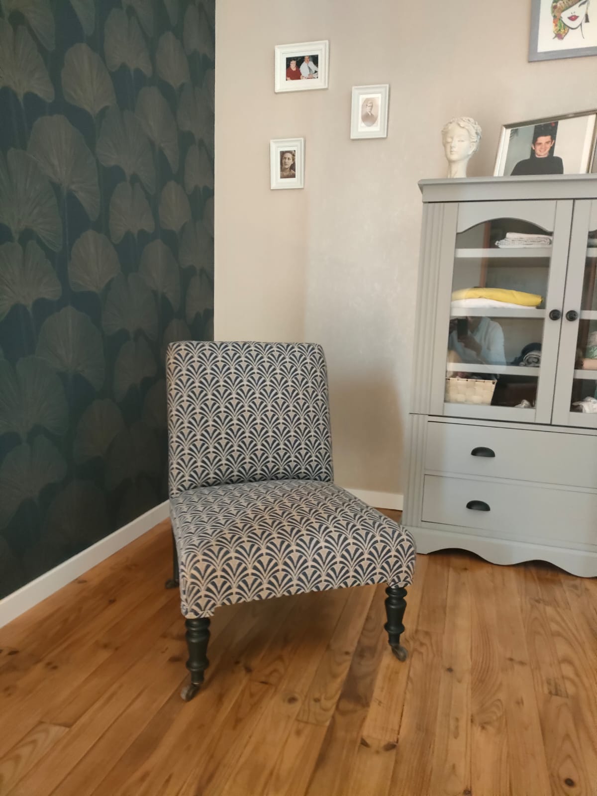 Chauffeuse Napoléon 3 restaurée en tissu bleu à motif Art déco