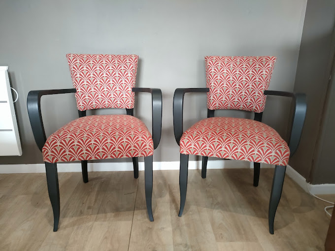 Fauteuils Bridge noirs restaurés avec un tissu corail