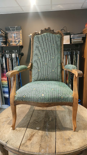 Fauteuil Voltaire restauré avec un tissu graphique vert
