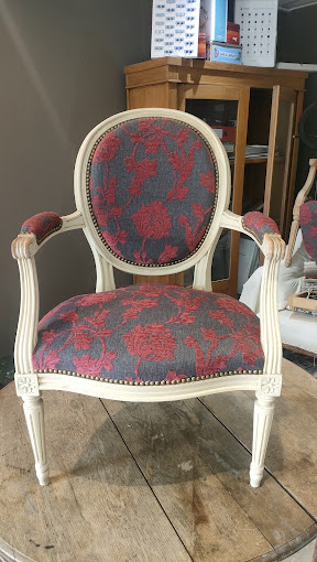 Fauteuil médaillon blanc au tissu rouge profond